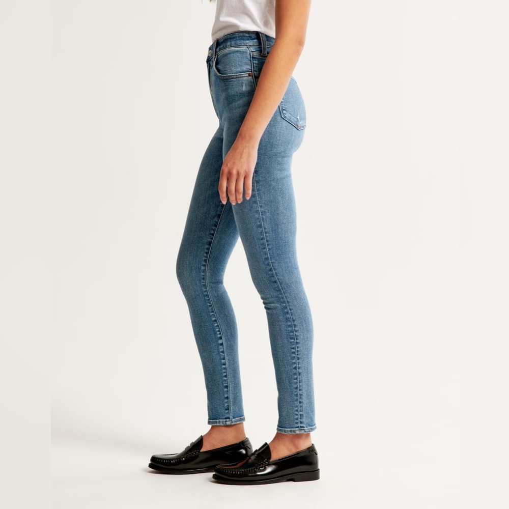Abercrombie & Fitch women’s Ultra High Rise Super Skinny Jean. Size 8 short